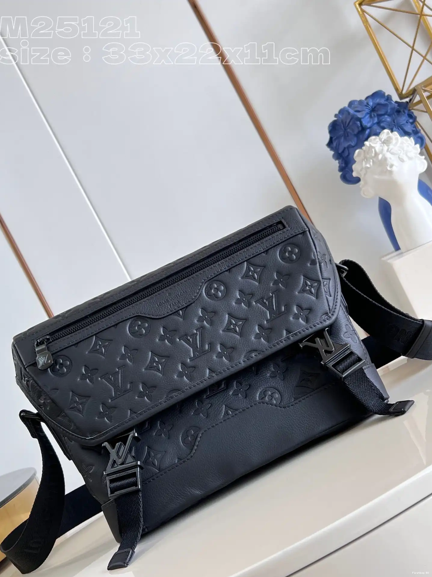 First bag ru Voyager LOUIS Messenger PM-33*22.5*11CM VUITTON 0611